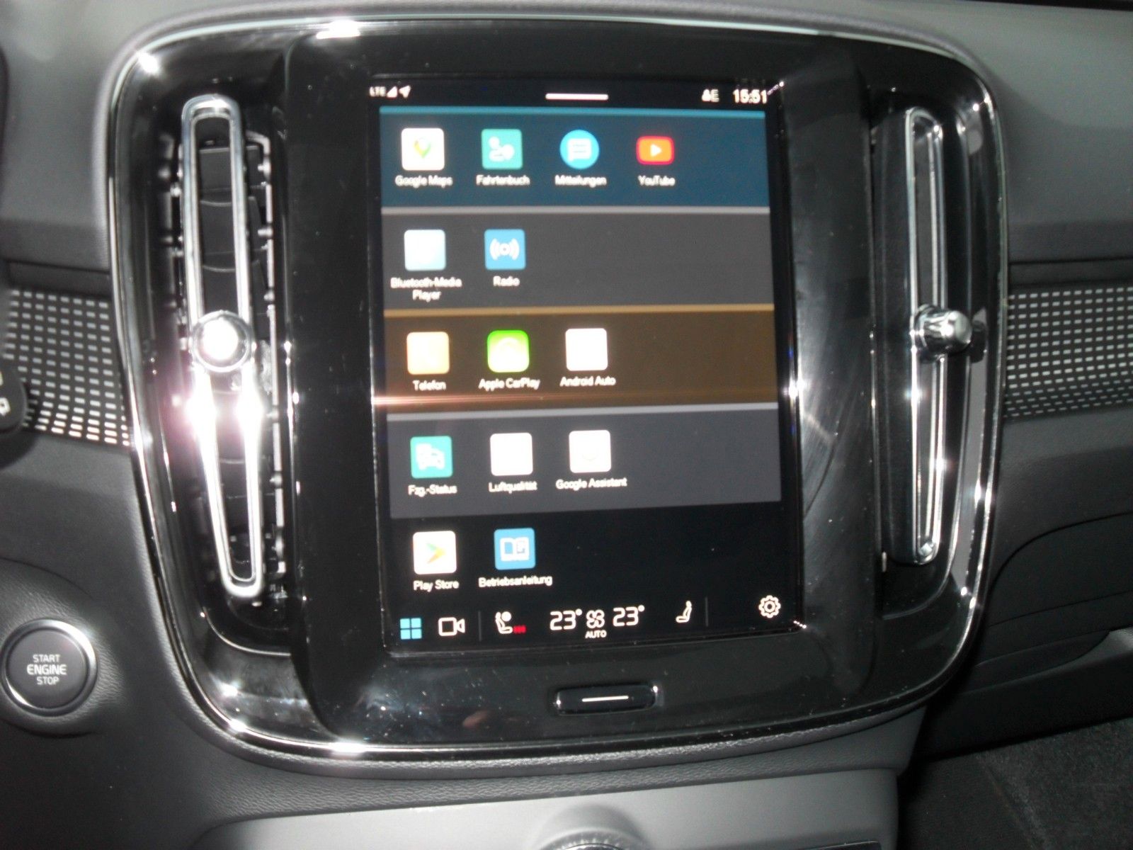 Fahrzeugabbildung Volvo XC40 B4 Plus Black Edition | 360° | Pamora.