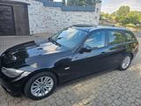 BMW 318i Touring -Navi, Telefon, Panorama Dach etc. - BMW 318 aus 2011: Kombi