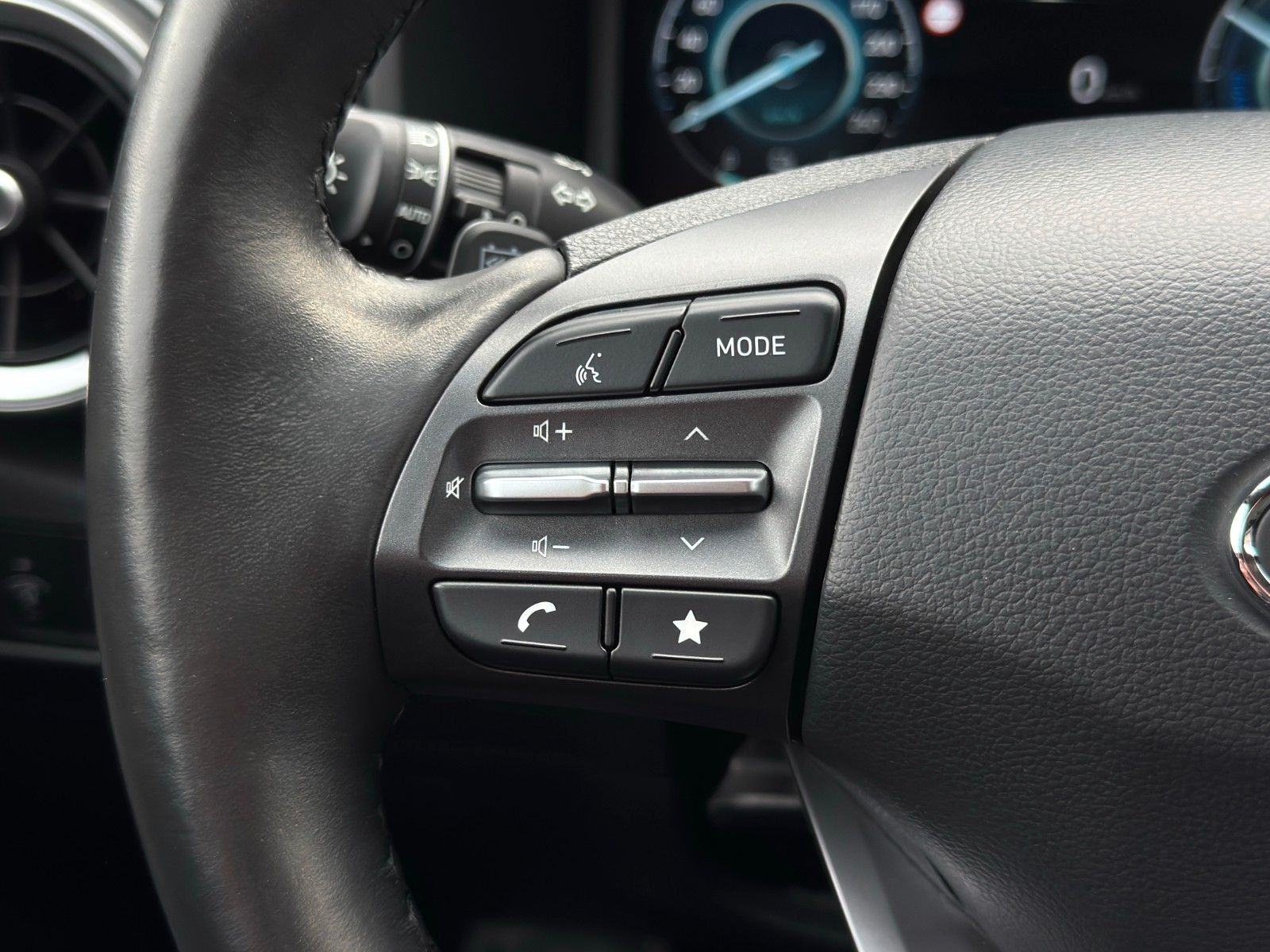 Fahrzeugabbildung Hyundai KONA E Edition 30+ PDC SHZ LHZ KRELL Temp CarPl.