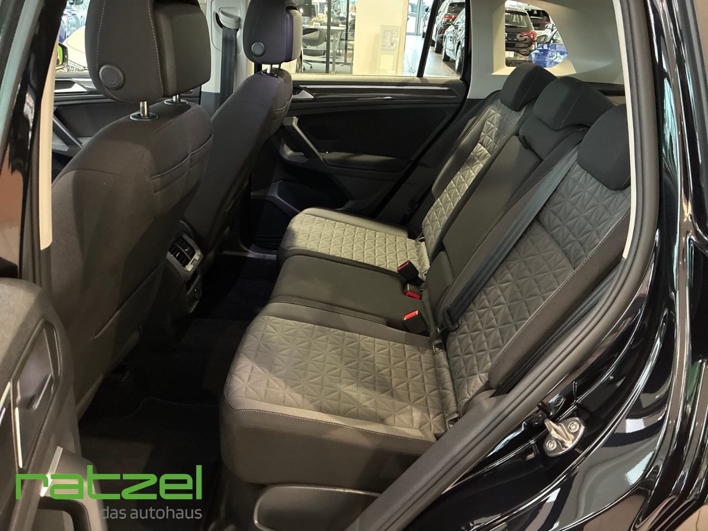 Fahrzeugabbildung Volkswagen Tiguan Life 2.0 TDI DSG AHK-klappbar Navi LED AC