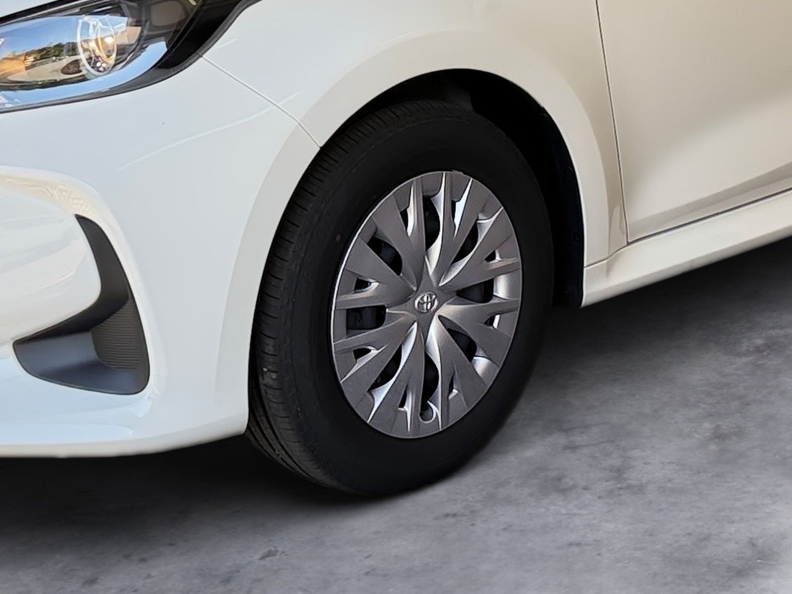 Fahrzeugabbildung Toyota Yaris 1.5 Business Edition KlimaA,Navi,SHZ,ACC