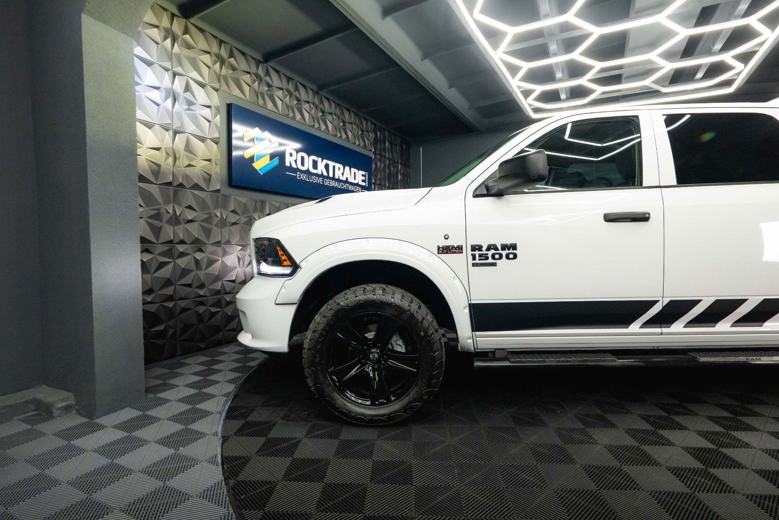 Fahrzeugabbildung Dodge RAM 5.7 V8 HEMI 4x4 OFFROAD Night-Paket *LED*19%