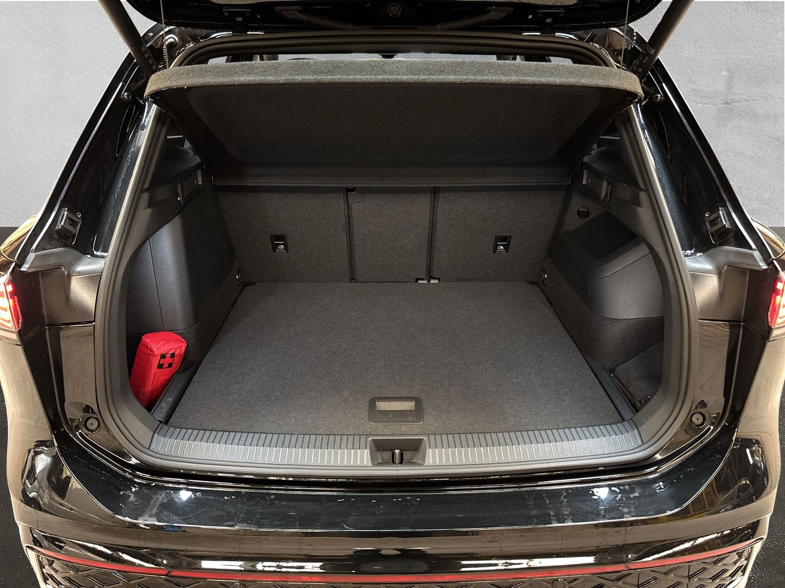 Fahrzeugabbildung Volkswagen Tiguan R-Line 1.5 TSI eHybrid DSG AHK App-Connec