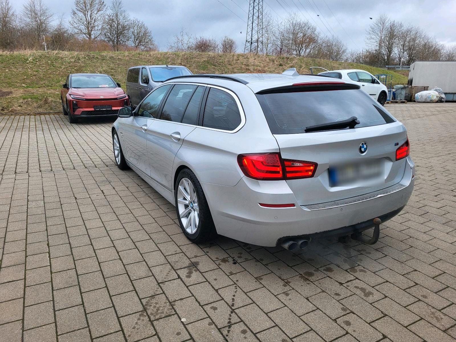 BMW 525 2011 — interior