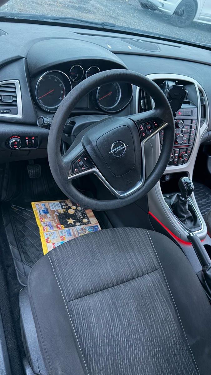 Opel Astra 2012 — photo 6
