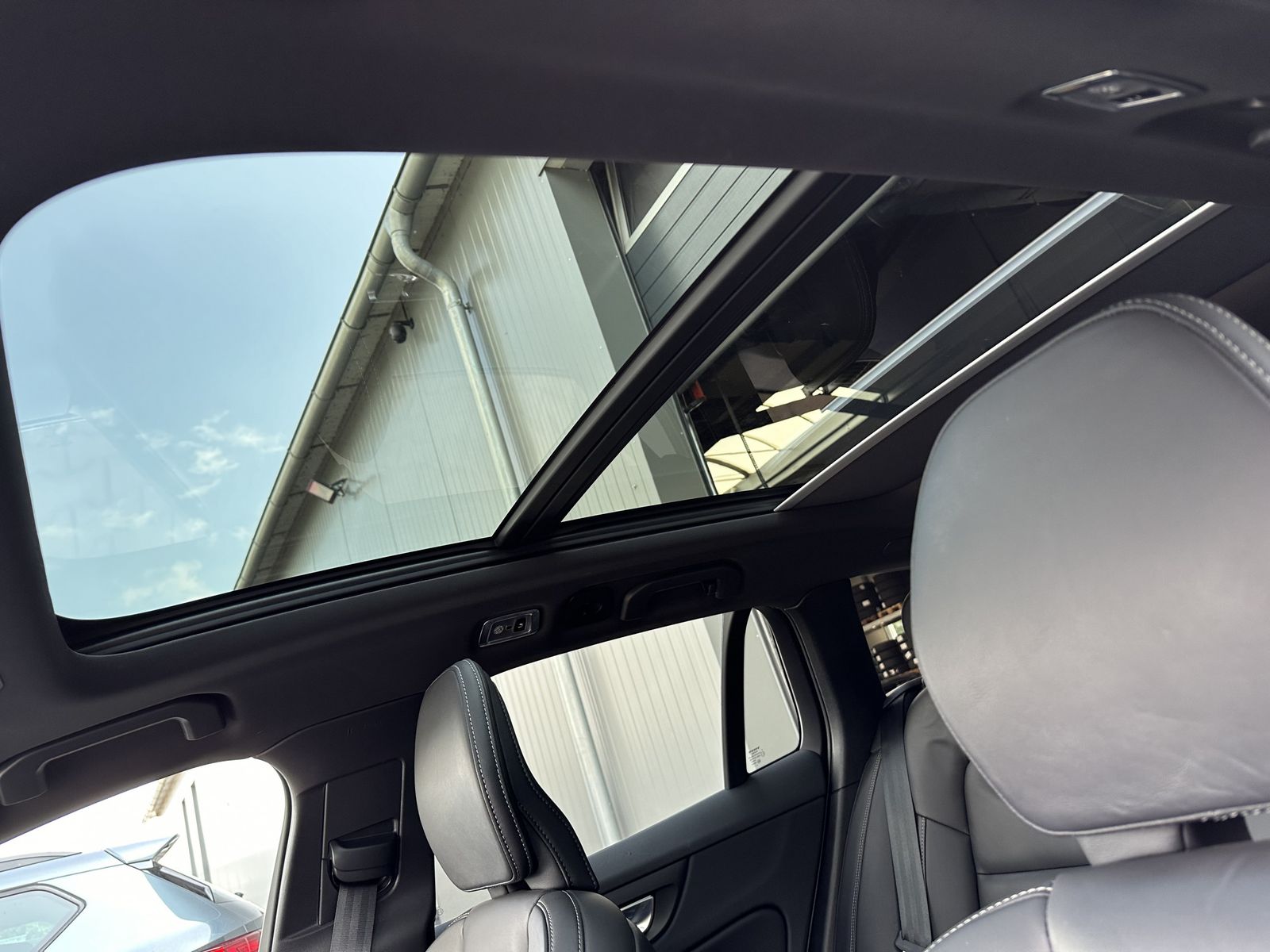 Fahrzeugabbildung Volvo V60 T6 AWD Recharge R-Design NAV+LED+AHK+PANO+VC