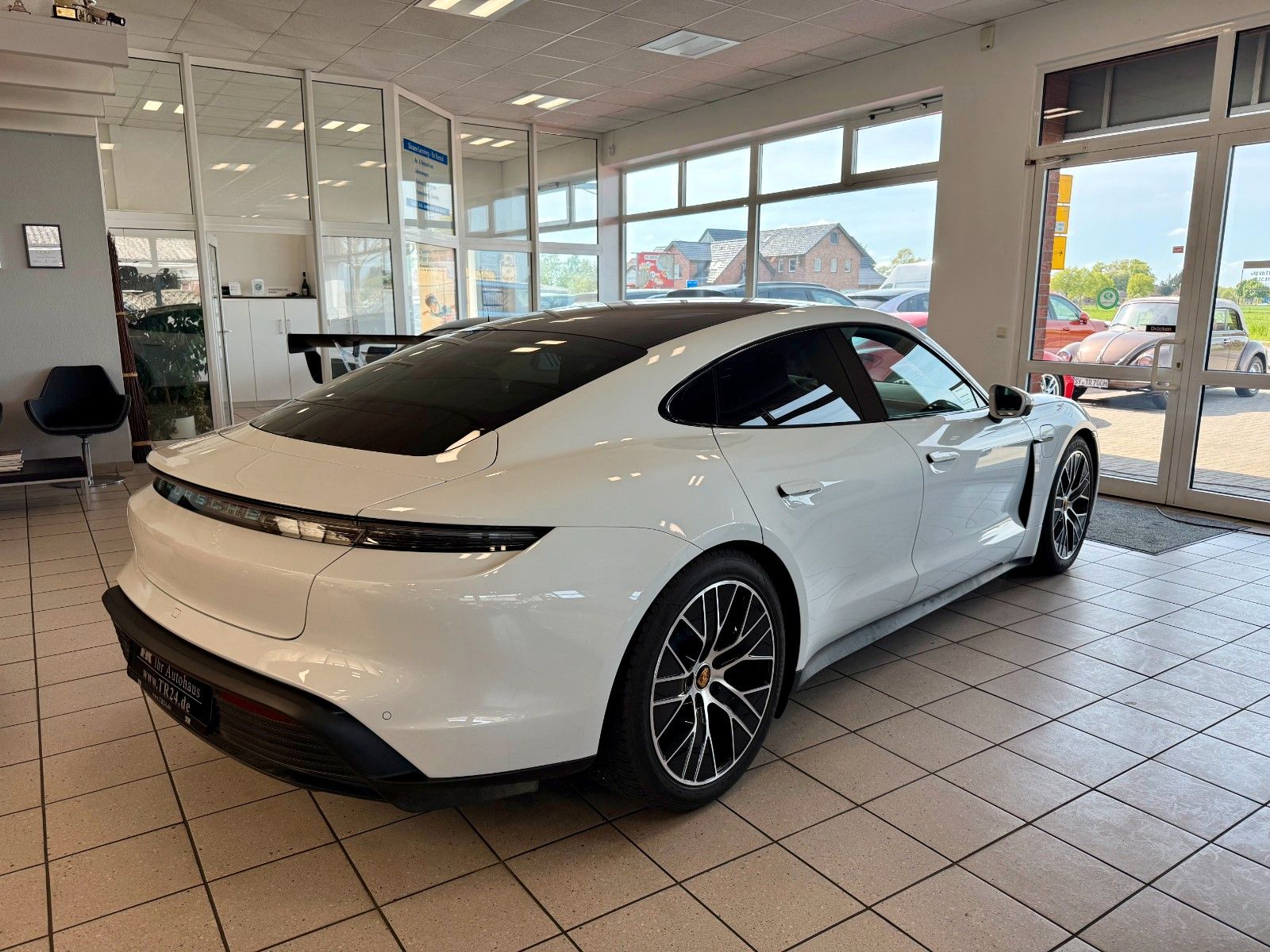 Fahrzeugabbildung Porsche Taycan Performance/Luftfederung/Panorama/HeadUP