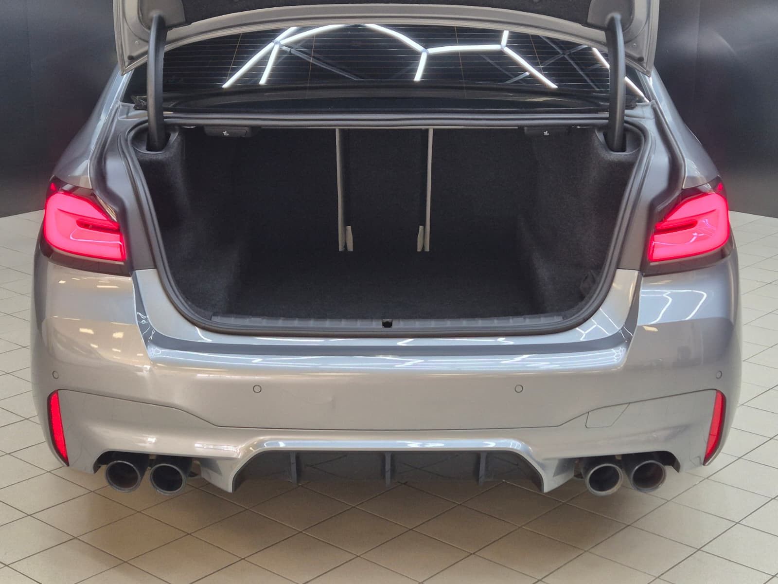 Fahrzeugabbildung BMW M5 Lim. >CARBON+SOFT+LED+HEAD+H&K+MEMO+ACC+360°+