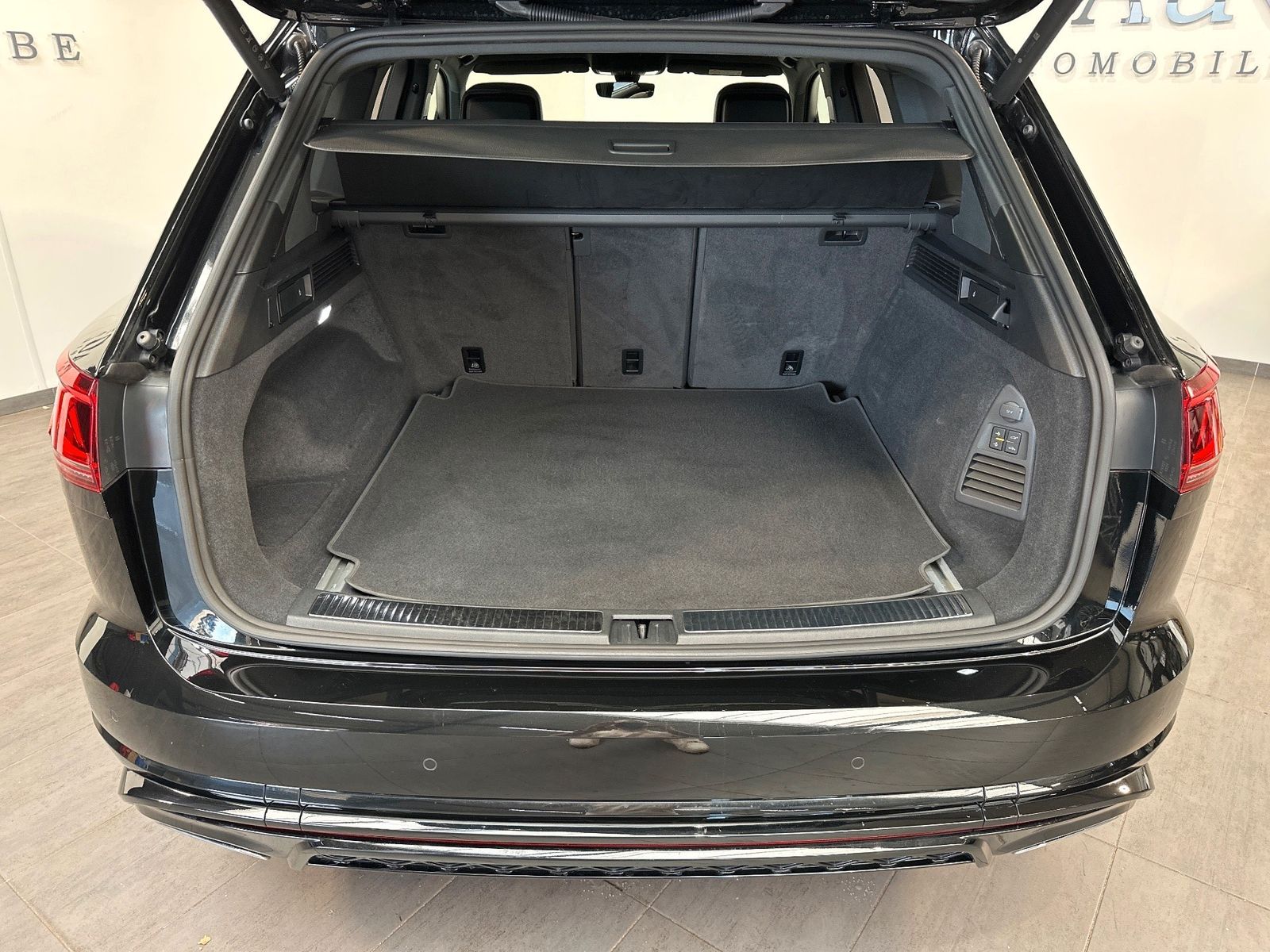 Fahrzeugabbildung Volkswagen Touareg 3.0 V6 TDI 4M R-Line NAV+LED+20ZOLL+AHK