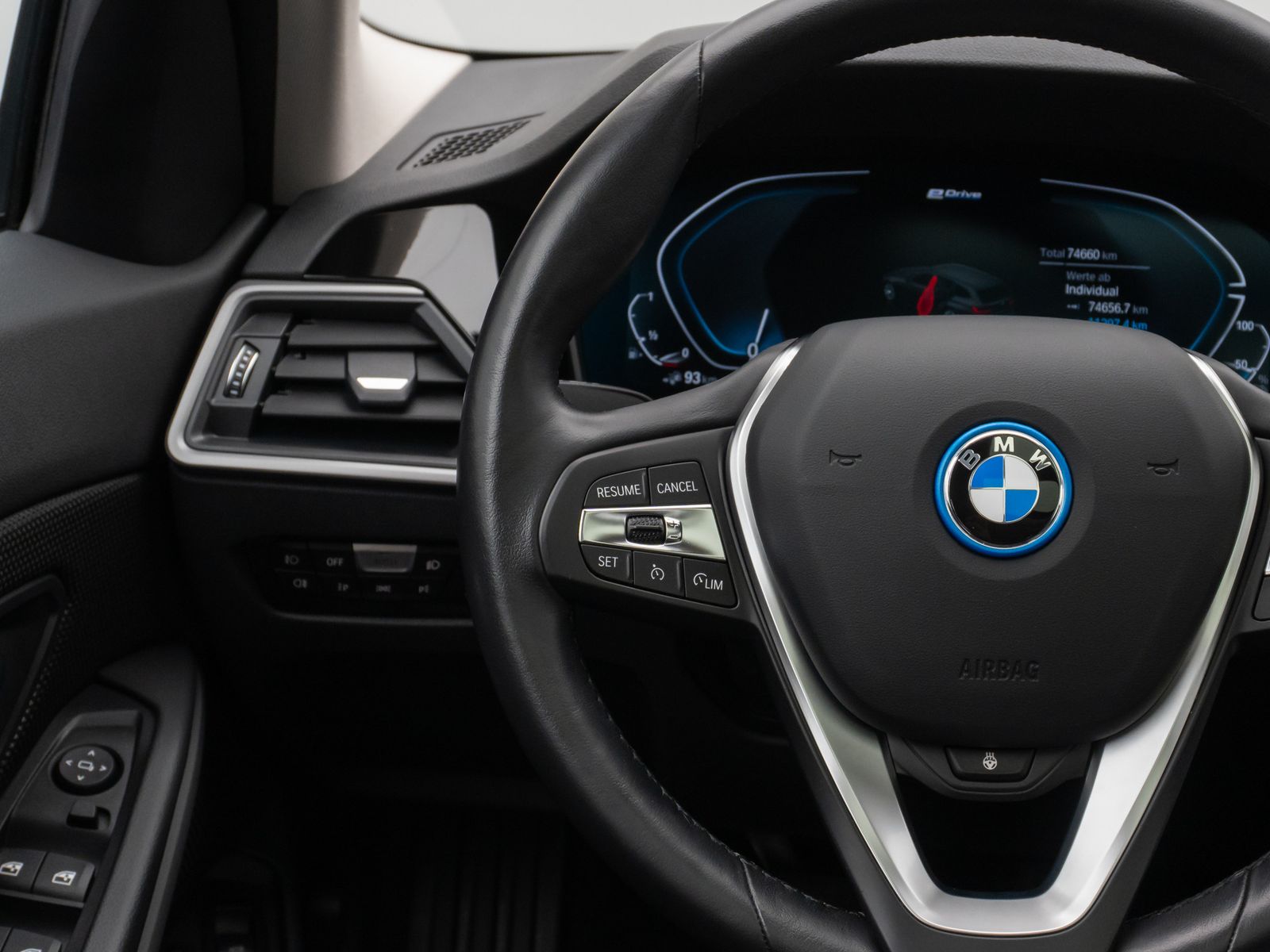 Fahrzeugabbildung BMW 330e Panorama Kamera DAB WLAN Lenkrhzg Alarm LED