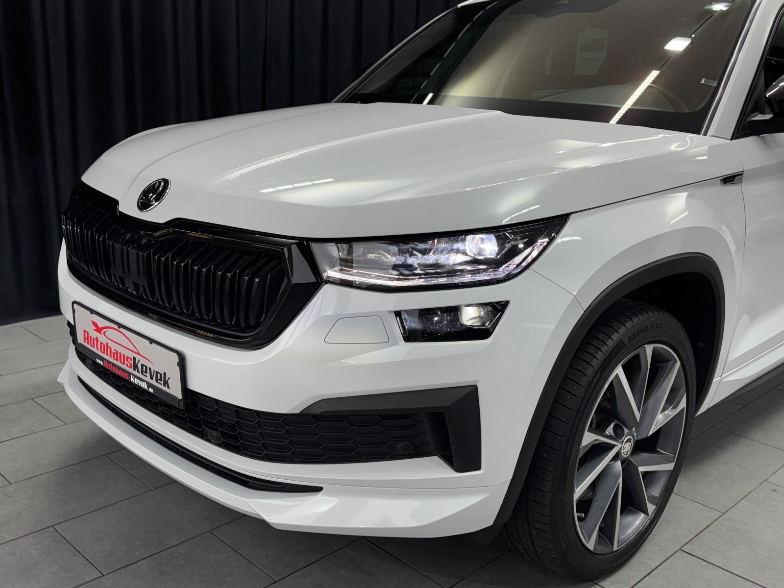 Fahrzeugabbildung SKODA Kodiaq Sportline 4x4|DSG|7-SITZER|AHK|ACC
