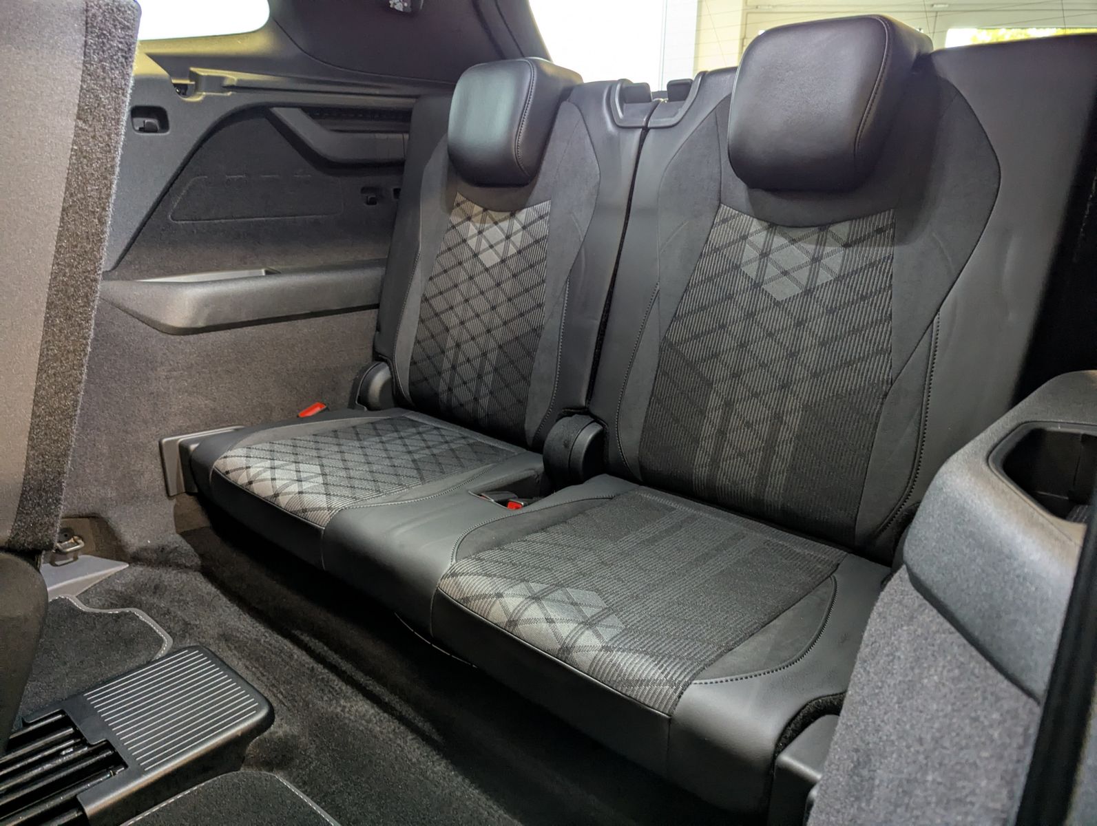 VW Tayron 2.0 4M R-Line Launch Pano Matrix AHK 20" - Image 14