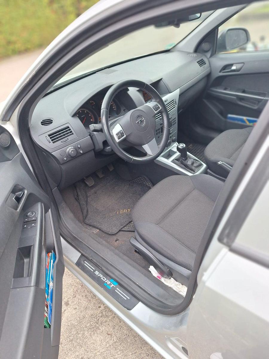 Opel Astra 2010 — photo 8