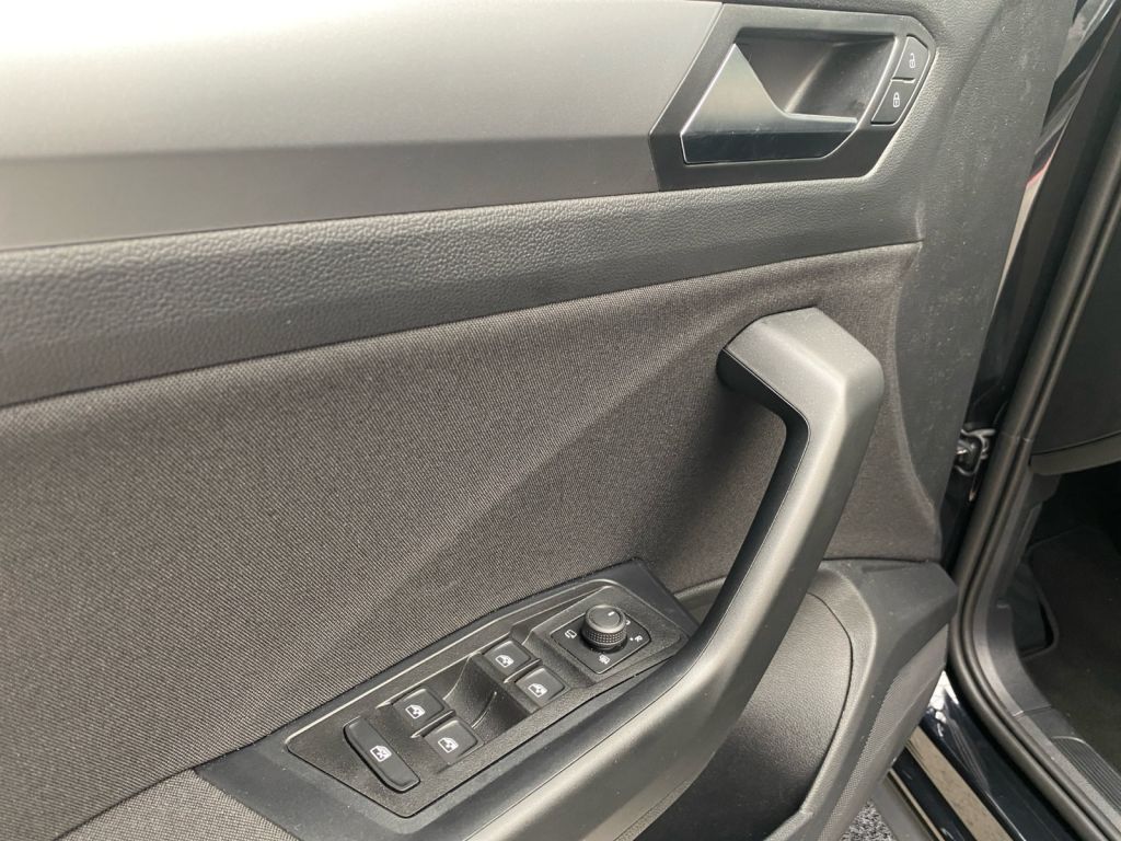 Fahrzeugabbildung Volkswagen T-Roc 1.5 TSI DSG Life Standheizung AHZV