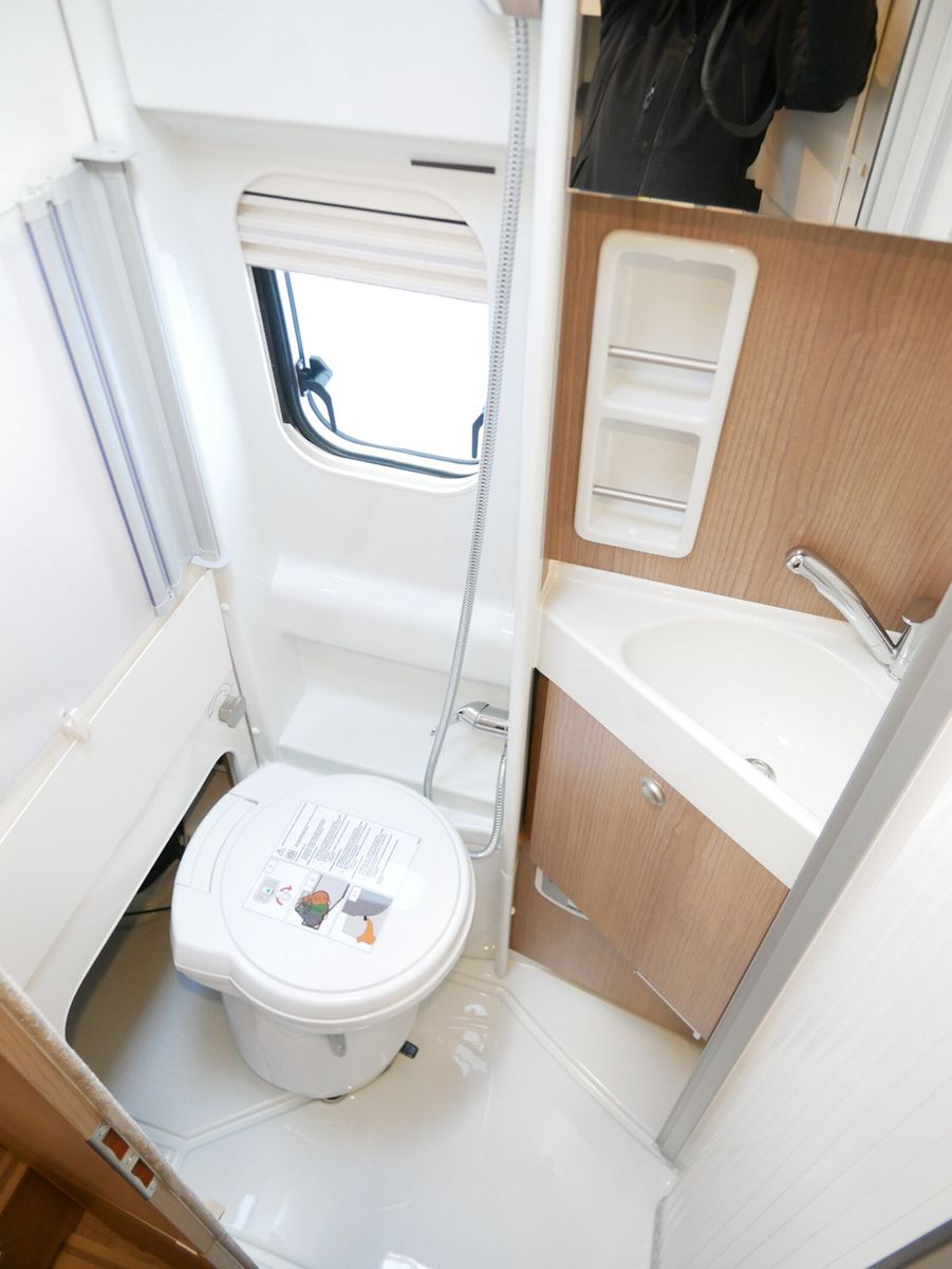 Fahrzeugabbildung Malibu Van first class - two rooms 640 LE RB D6E,Navi
