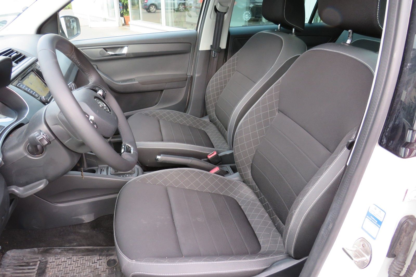 Fahrzeugabbildung SKODA Fabia Ambition DSG PDC NAVI SITZH APP 8-FACH 1.H