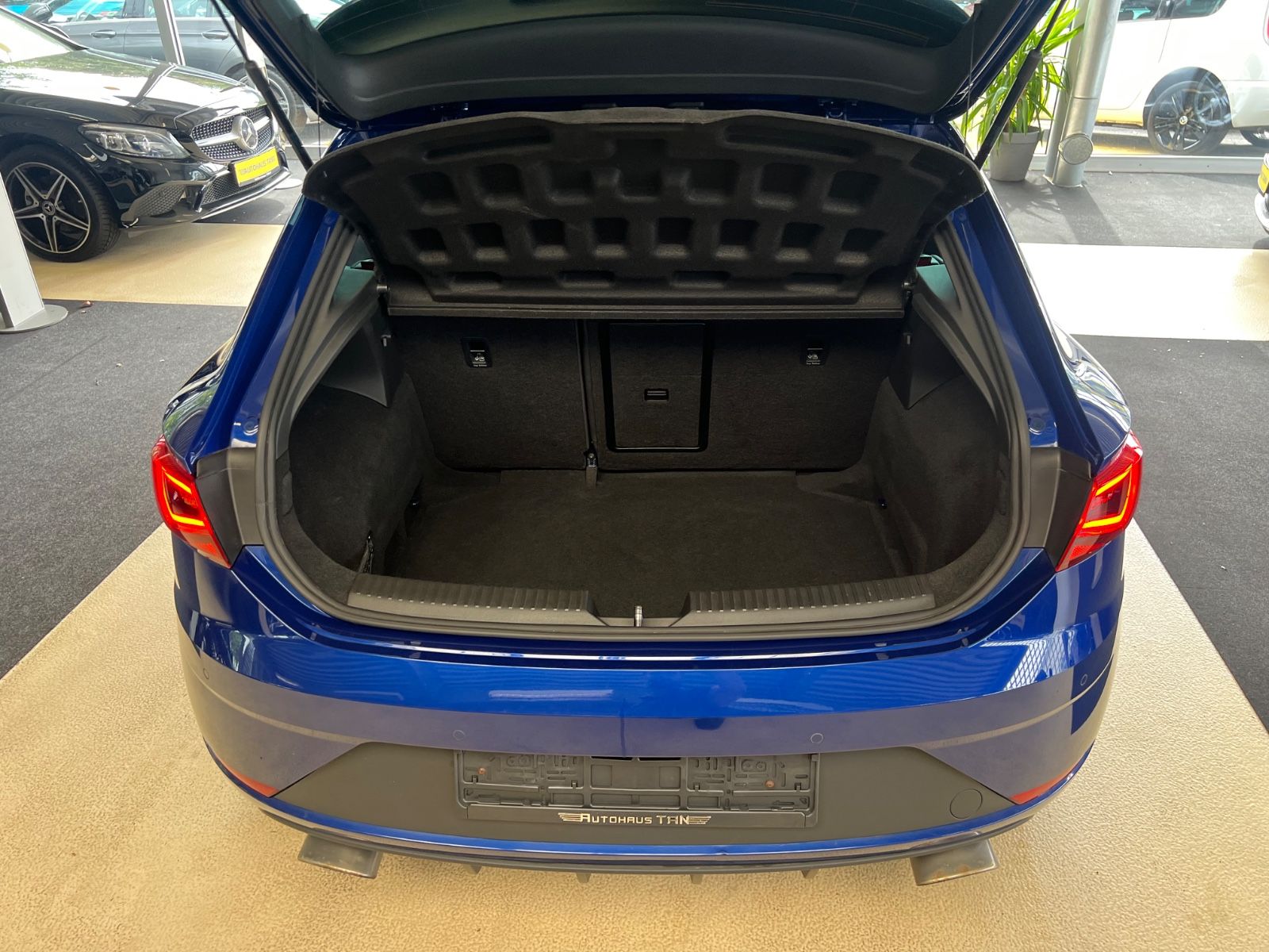 Fahrzeugabbildung SEAT Leon SC Cupra 300 *Mystery Blue* SPORTSITZE *