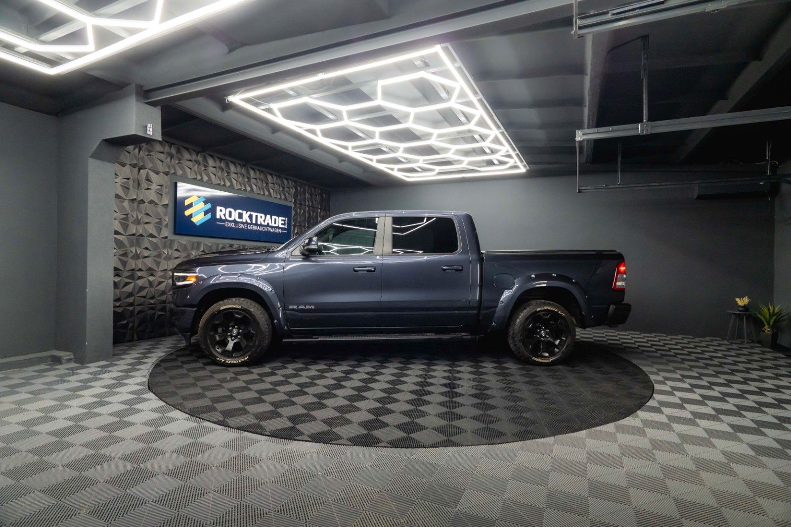 Fahrzeugabbildung Dodge RAM 5.7 V8 HEMI 4x4 OFFROAD Night Limited 19%