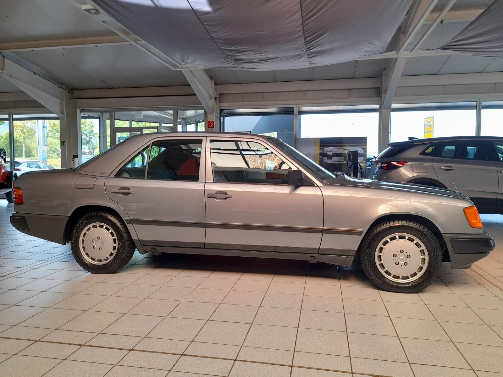 Fahrzeugabbildung Mercedes-Benz E 260 im Originalzustand u. H Kennzeichen