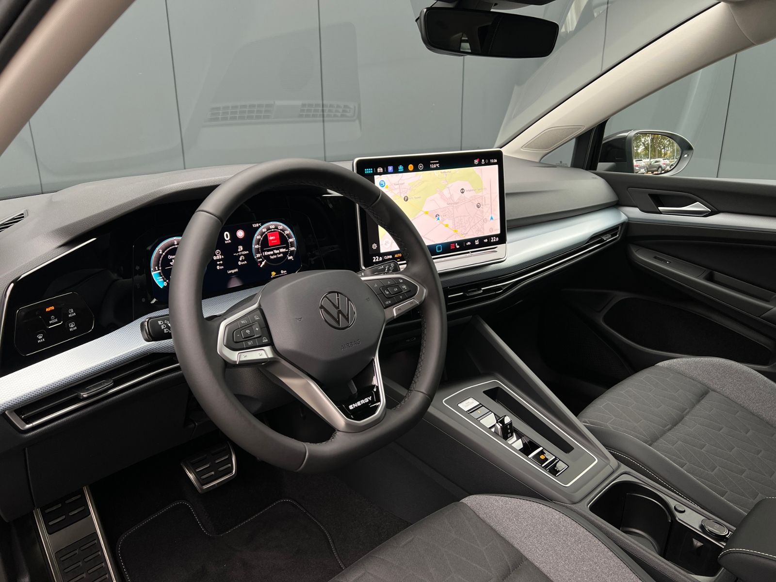 Fahrzeugabbildung Volkswagen Golf VIII Variant Life 2.0 TDI DSG *AHK, LED, AC