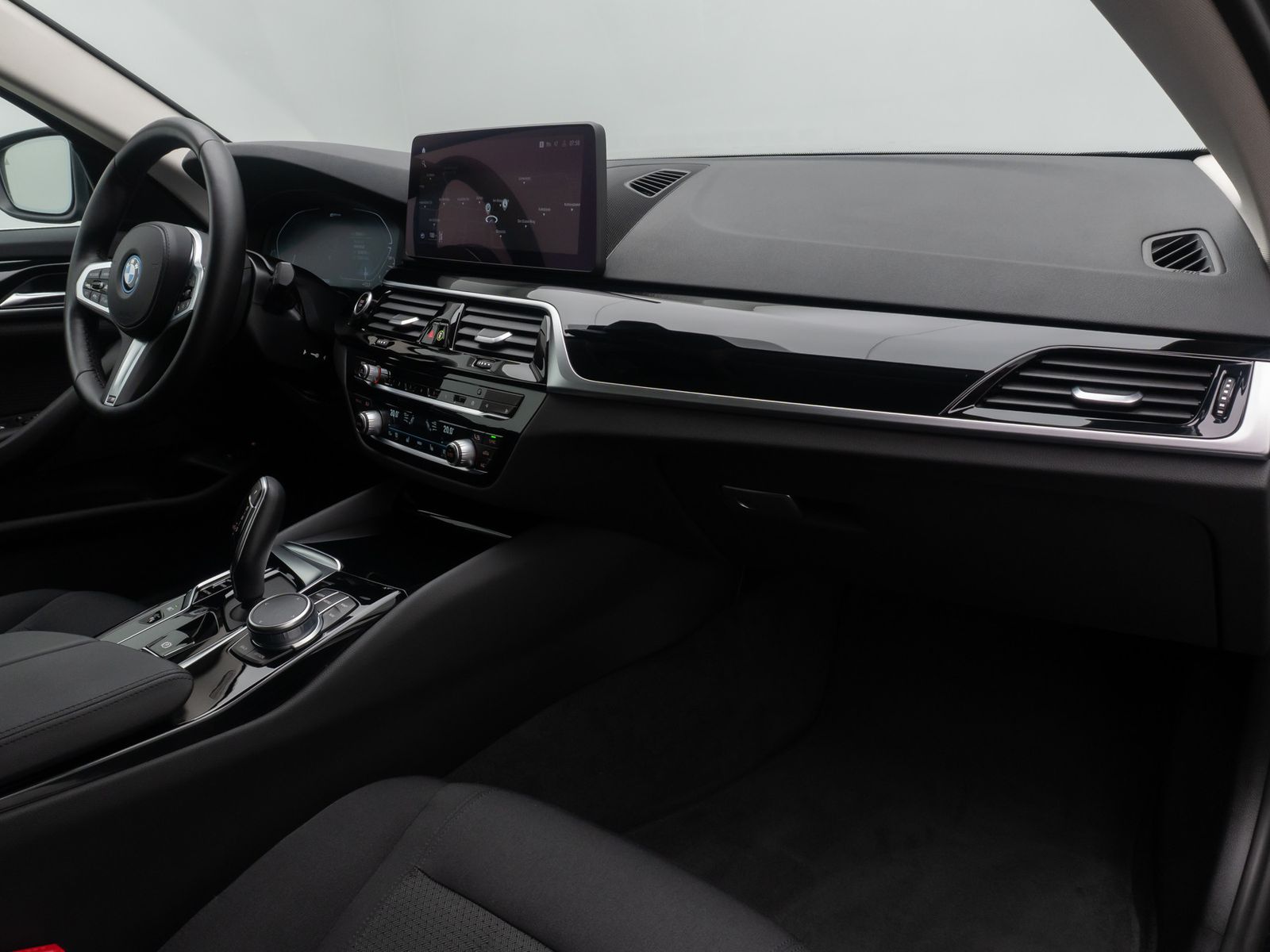 Fahrzeugabbildung BMW 530e AHK Alarm Kamera DAB 4xKlima M Sport 18Zoll