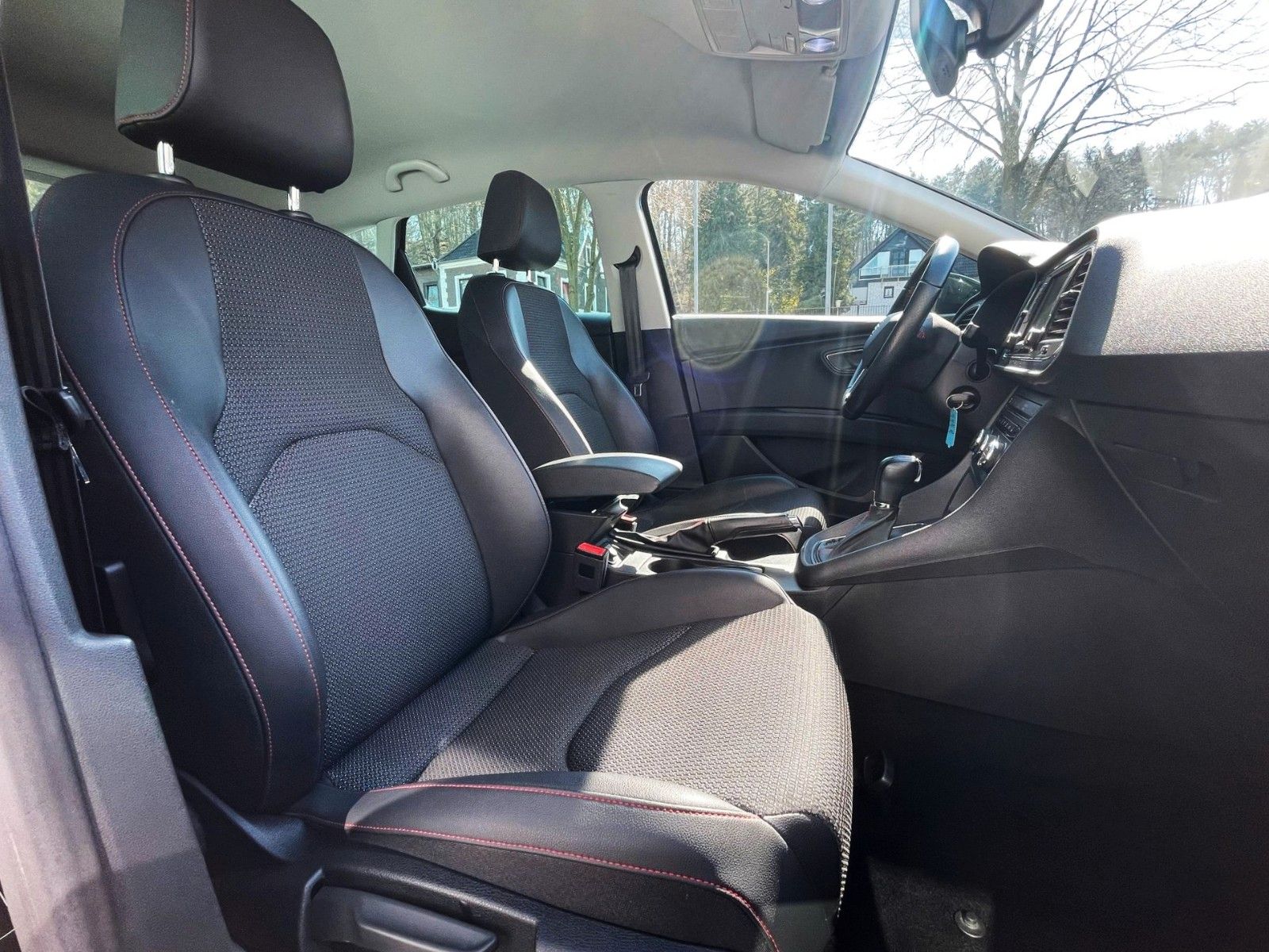 Fahrzeugabbildung SEAT Leon 2.0TDI FR DSG KLIMAAUT LEDER NAVI LED 2.Hd