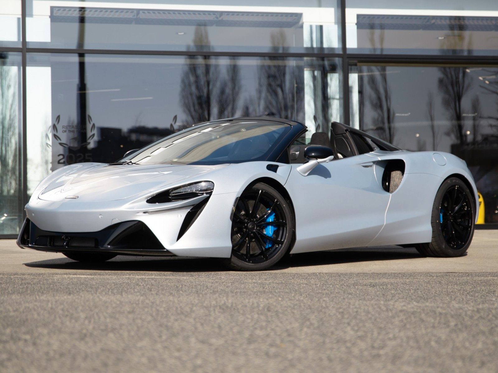 McLaren Artura Spider / Ice Silver / B&W / LIFT imagem 2