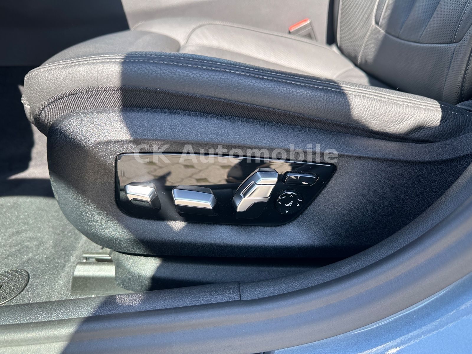 Fahrzeugabbildung BMW 530 i Lim. xDrive Sport Line/Navi/Leder/LED/Kam.