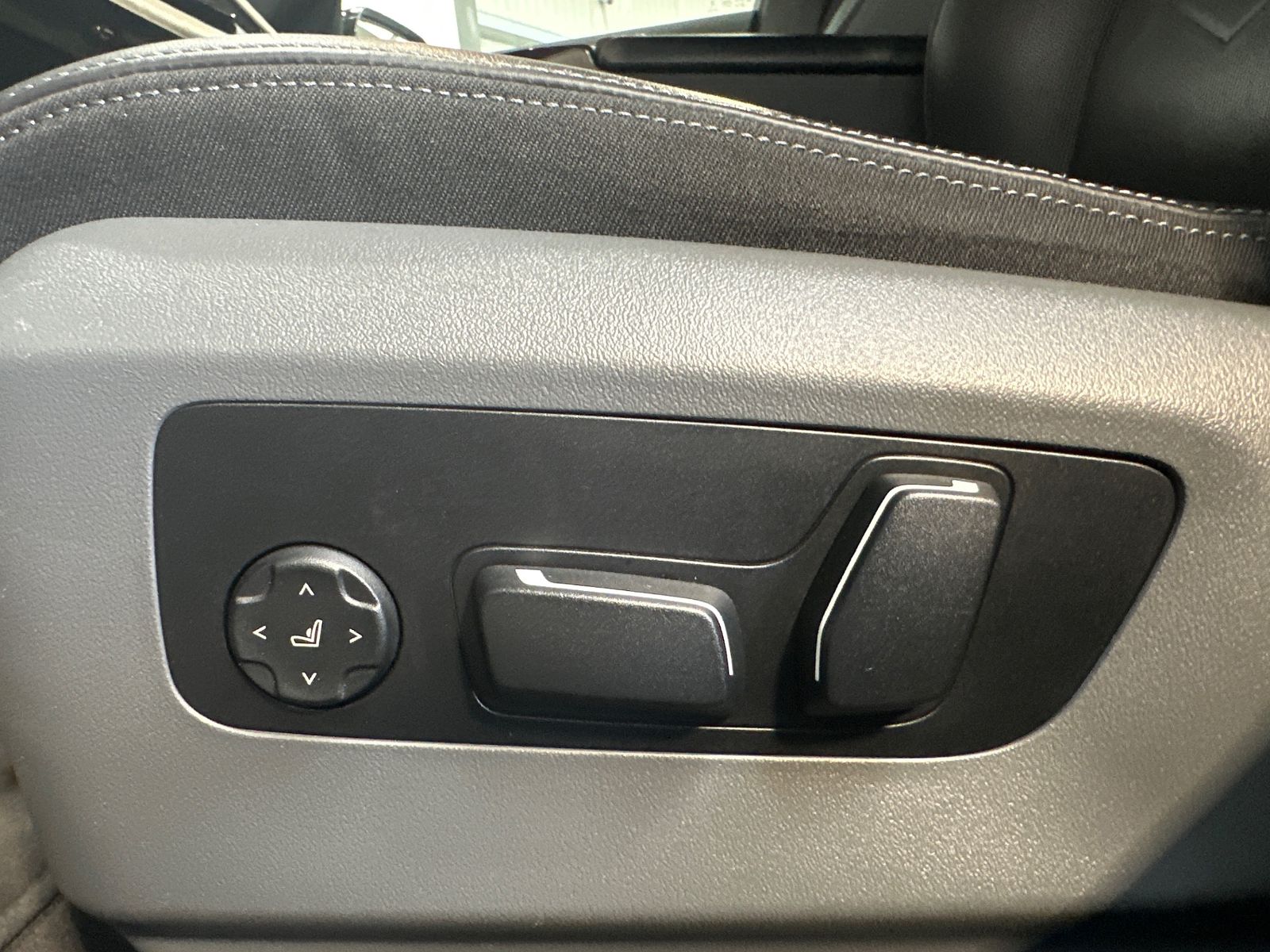 Fahrzeugabbildung BMW i5 M60 xDrive NAV+LED+PANO+AHK+21ZO+360°+DAP+B&W