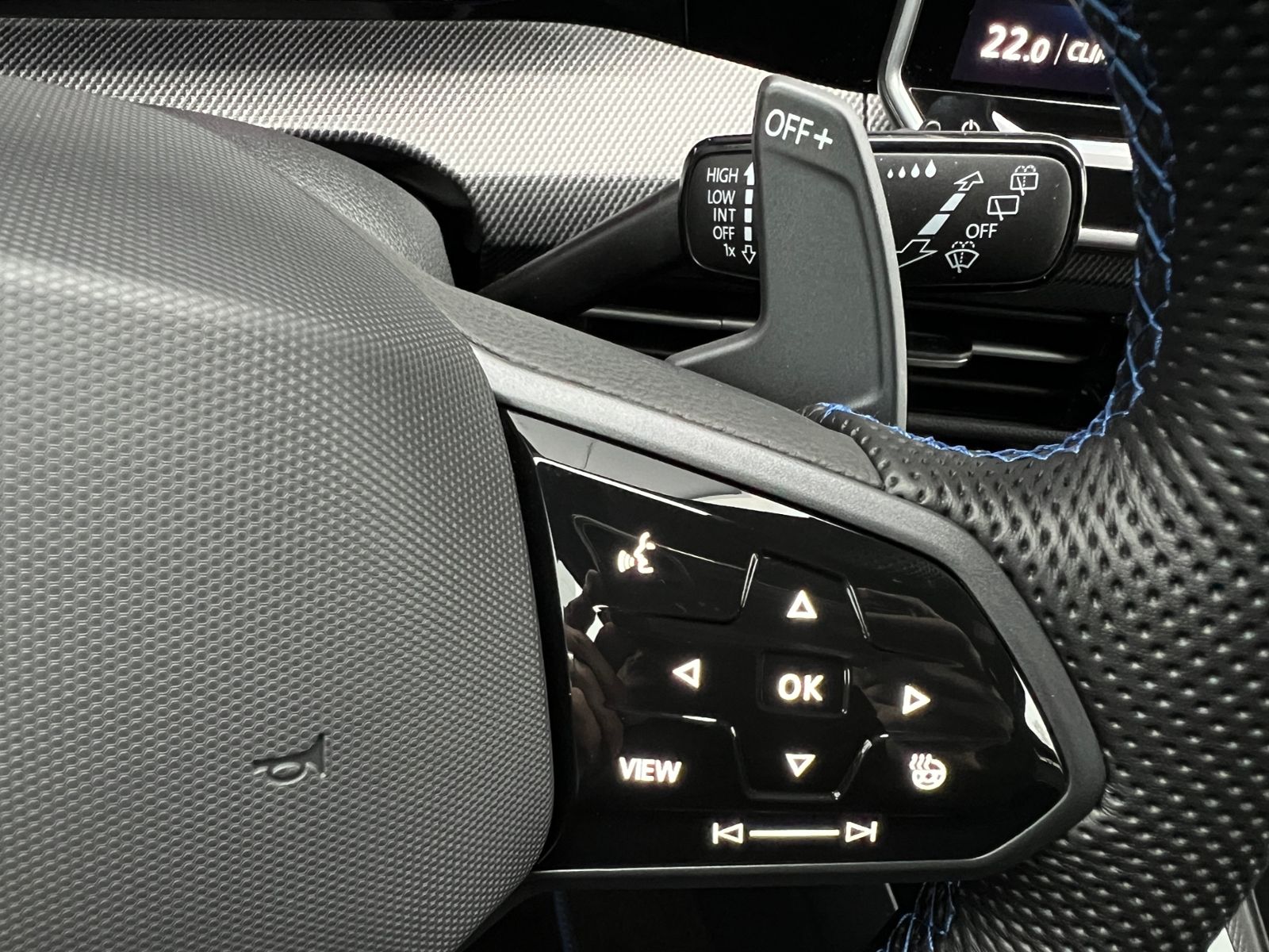 Fahrzeugabbildung Volkswagen Golf VIII R 2.0 TSI DSG 4MOTION *IQ.Light, Black