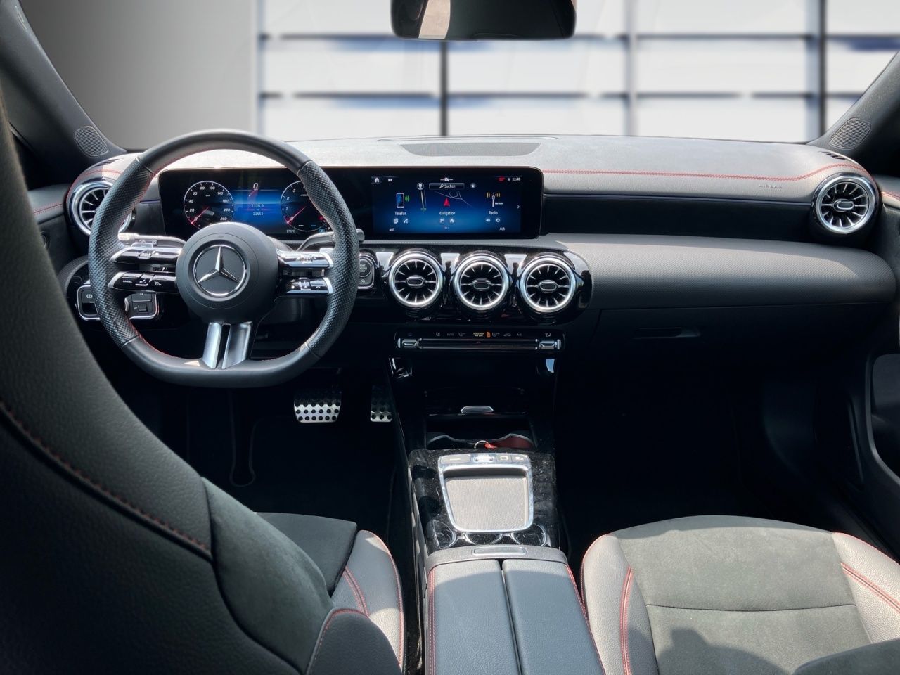 Fahrzeugabbildung Mercedes-Benz CLA 180 SB AMG+NIGHT+AHK+LENKRADHEIZ+AMBIENTE+