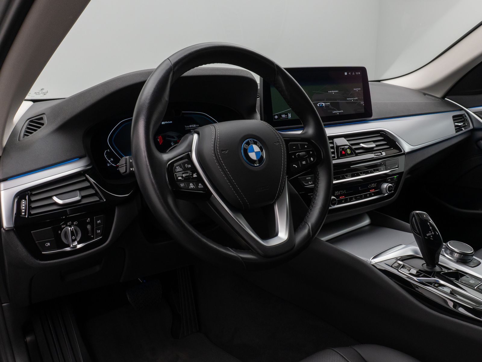 Fahrzeugabbildung BMW 530e Kamera DAB WLAN CockPitPro ACC Alarm LED