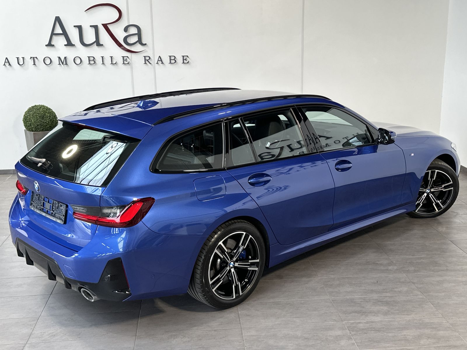 Fahrzeugabbildung BMW 330d Touring M-Sport NAV+LED+ACC+HEAD-UP+H&K+AHK