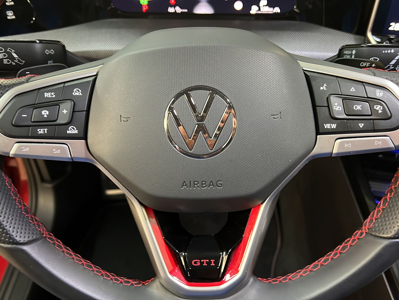 Volkswagen Golf 2.0 TSI DSG GTI neues Modell Pano IQ Light foto 9