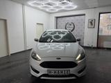 Ford FOCUS TOURNIER ST-LINE AUTO NAVI SZHG L-HZG 1-HA - Ford Focus: Weiß, ST