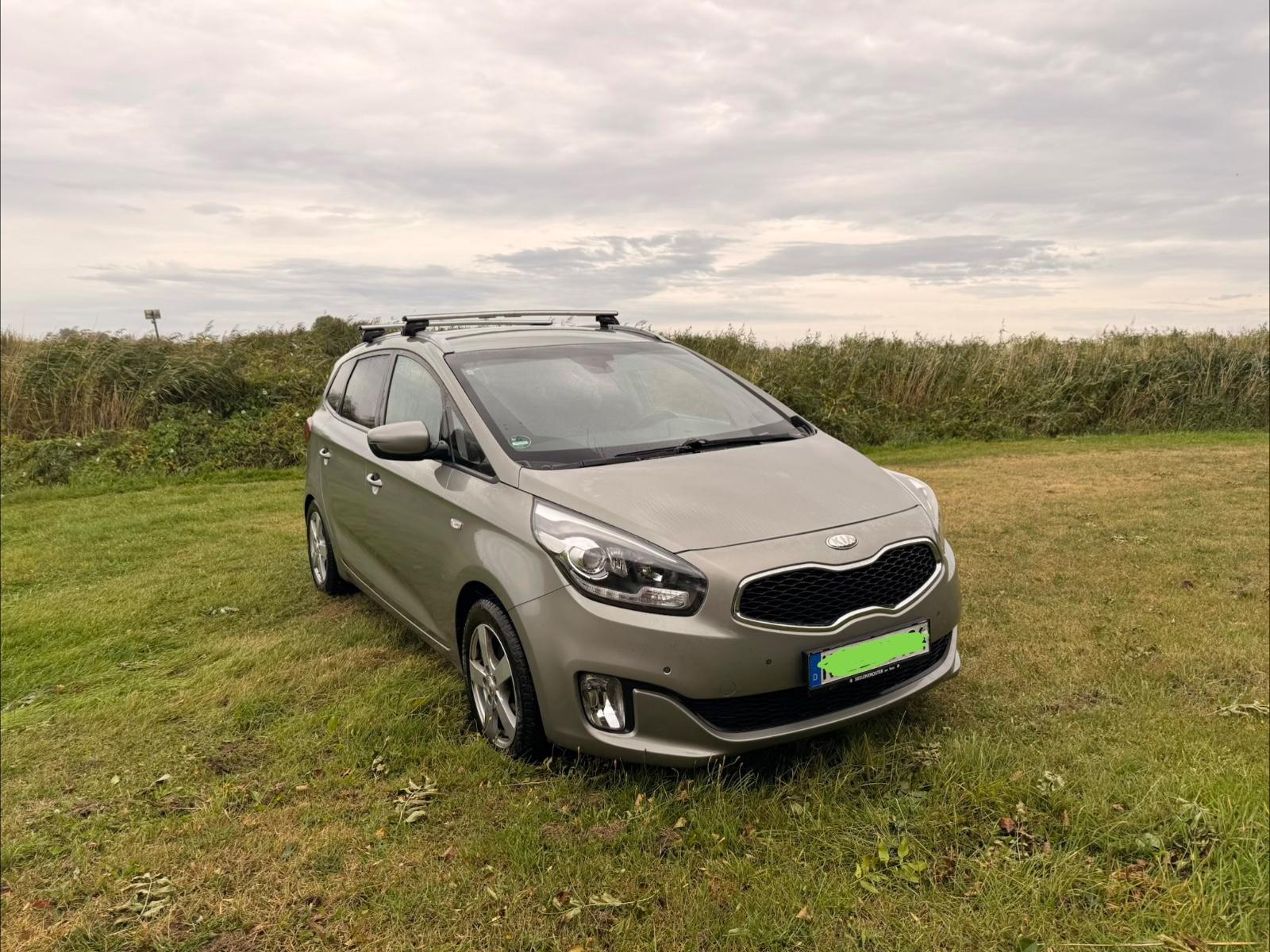 Kia Carens 2013 — rear view