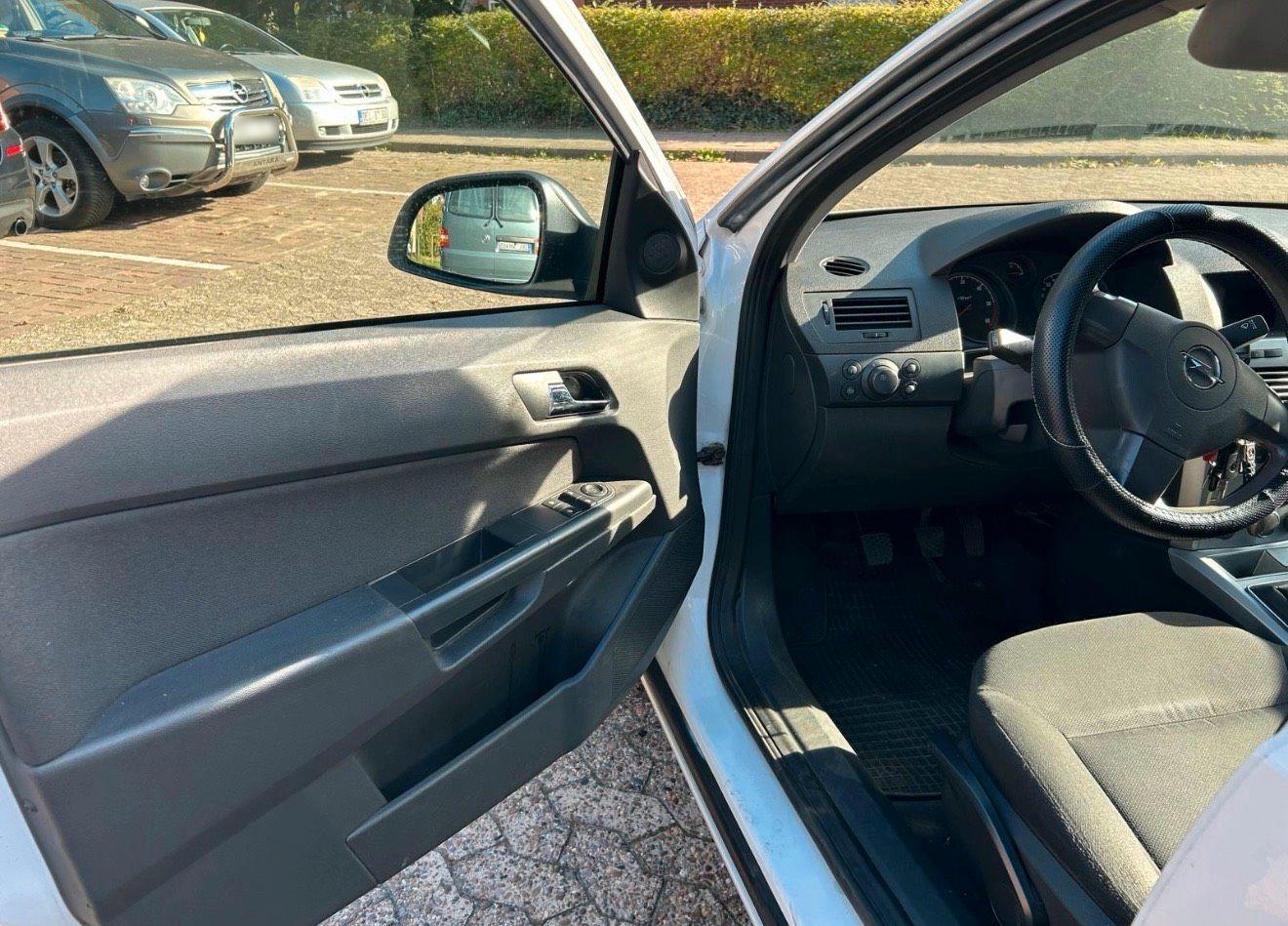 Opel Astra 2010 — photo 5