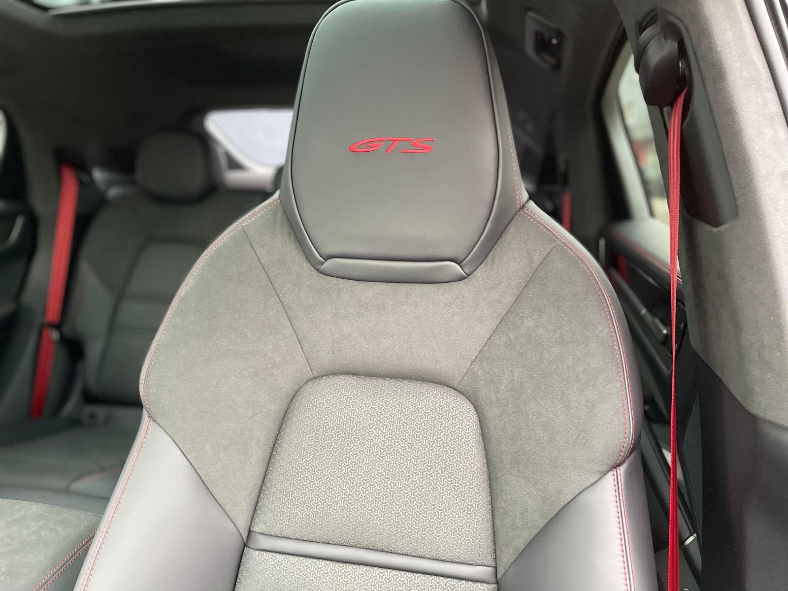 Fahrzeugabbildung Porsche Cayenne GTS Coupé |HUD|Matrix|ACC|AHK|Carbon|22"