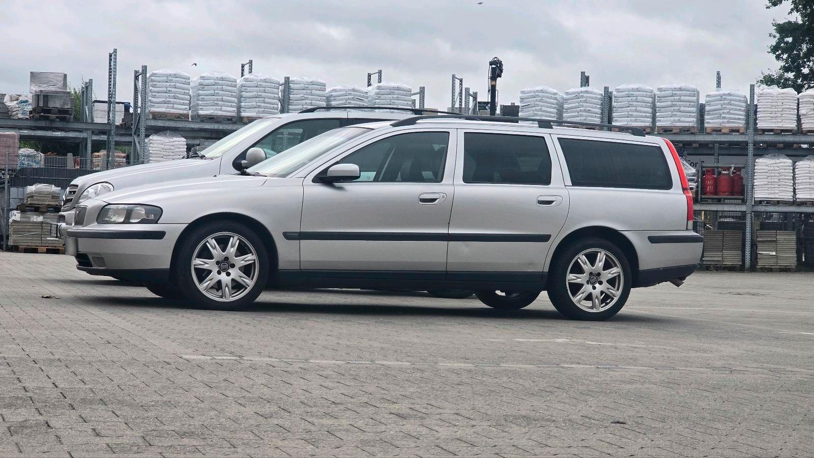 Volvo V70 2004 — вигляд ззаду