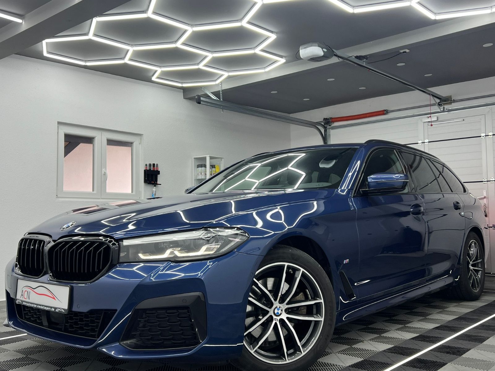 Fahrzeugabbildung BMW 520 d xDrive M SPORT/STHZ/LED/ACC/AHK/AMBIENTE