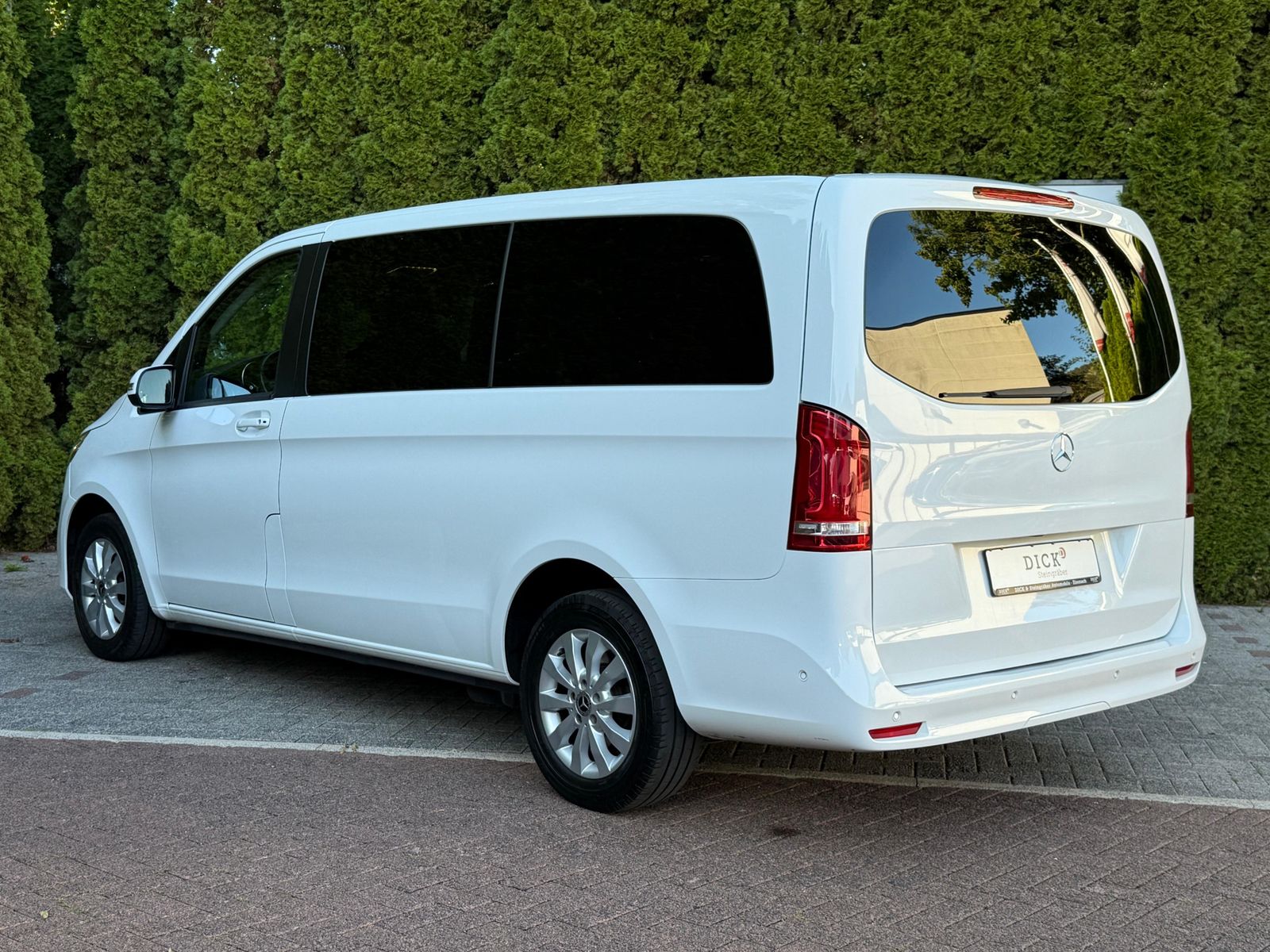 Vehicle illustration Mercedes-Benz V 220 d 9G Long LED+MBUX+DISTR+KAM+SHZ+PARK+7Si