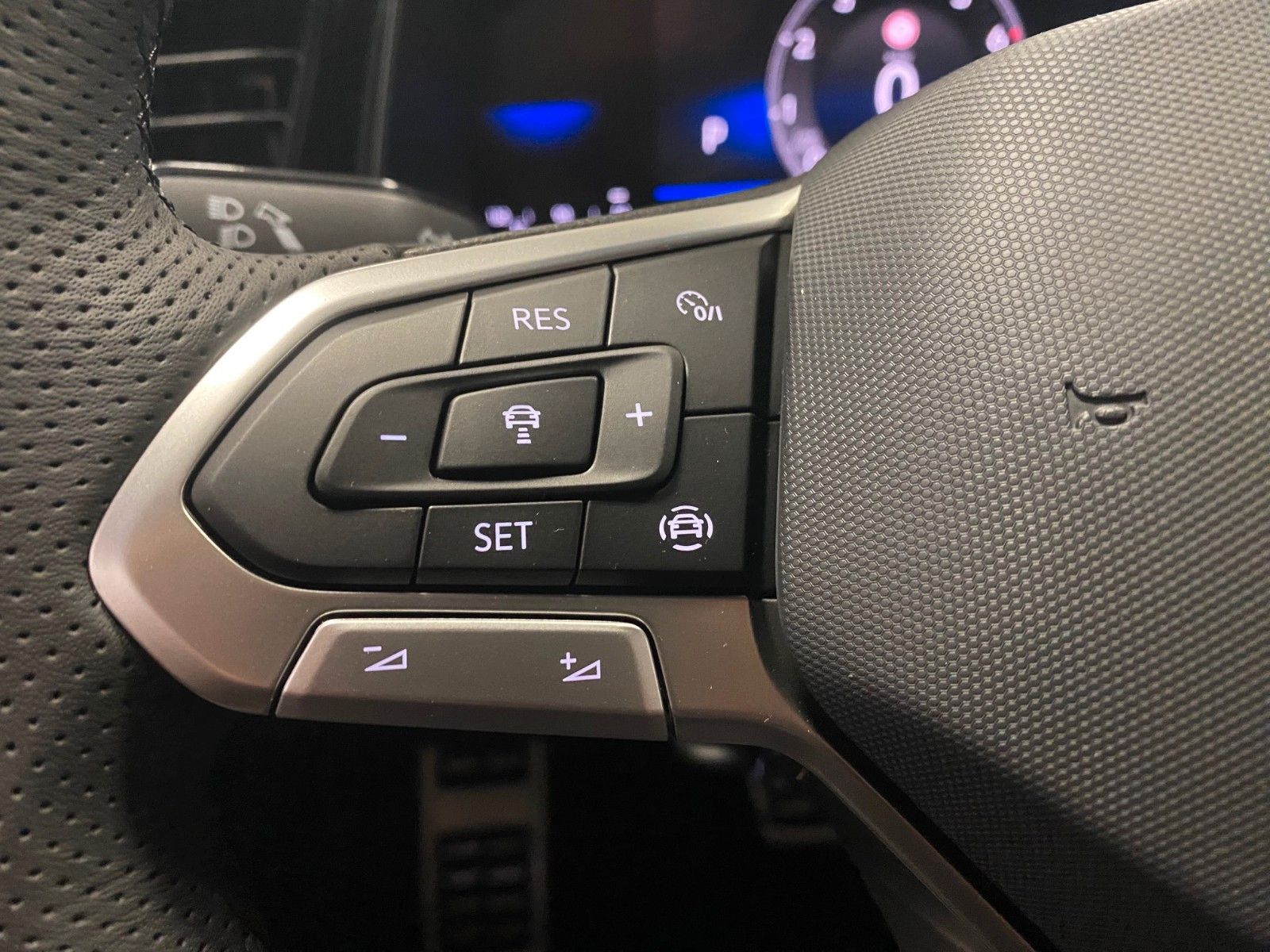 Fahrzeugabbildung Volkswagen T-Roc 1.5 TSI DSG R-Line+ACC+AHK+19"+KAMERA+LED+