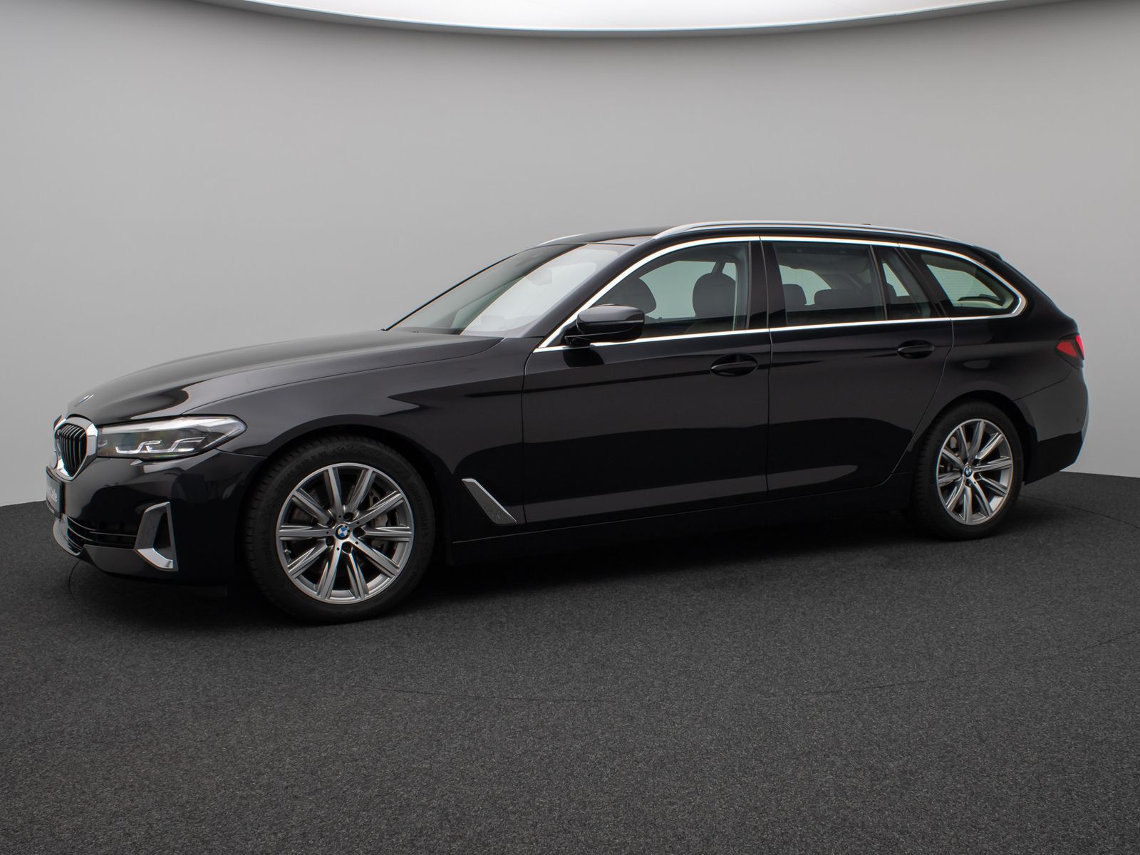 Fahrzeugabbildung BMW 530d LuxuryLine Panorama Kamera HiFi AHK Komfort