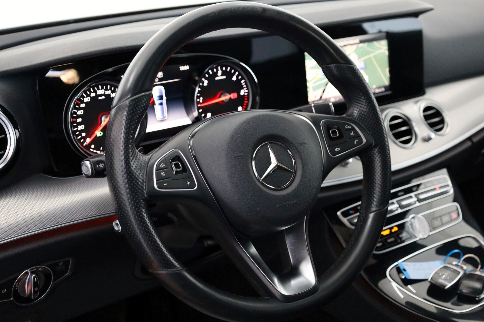 Fahrzeugabbildung Mercedes-Benz E 220d T T.Leder,Navi,LED,SD,Kamera,SH,PDC,SR+WR