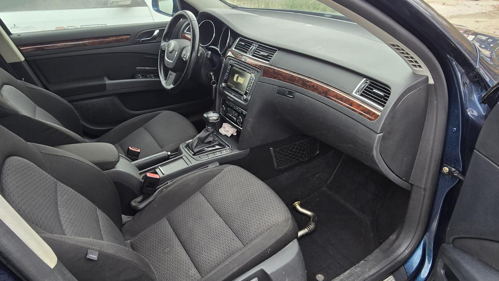 Skoda Superb 2011 — photo 8