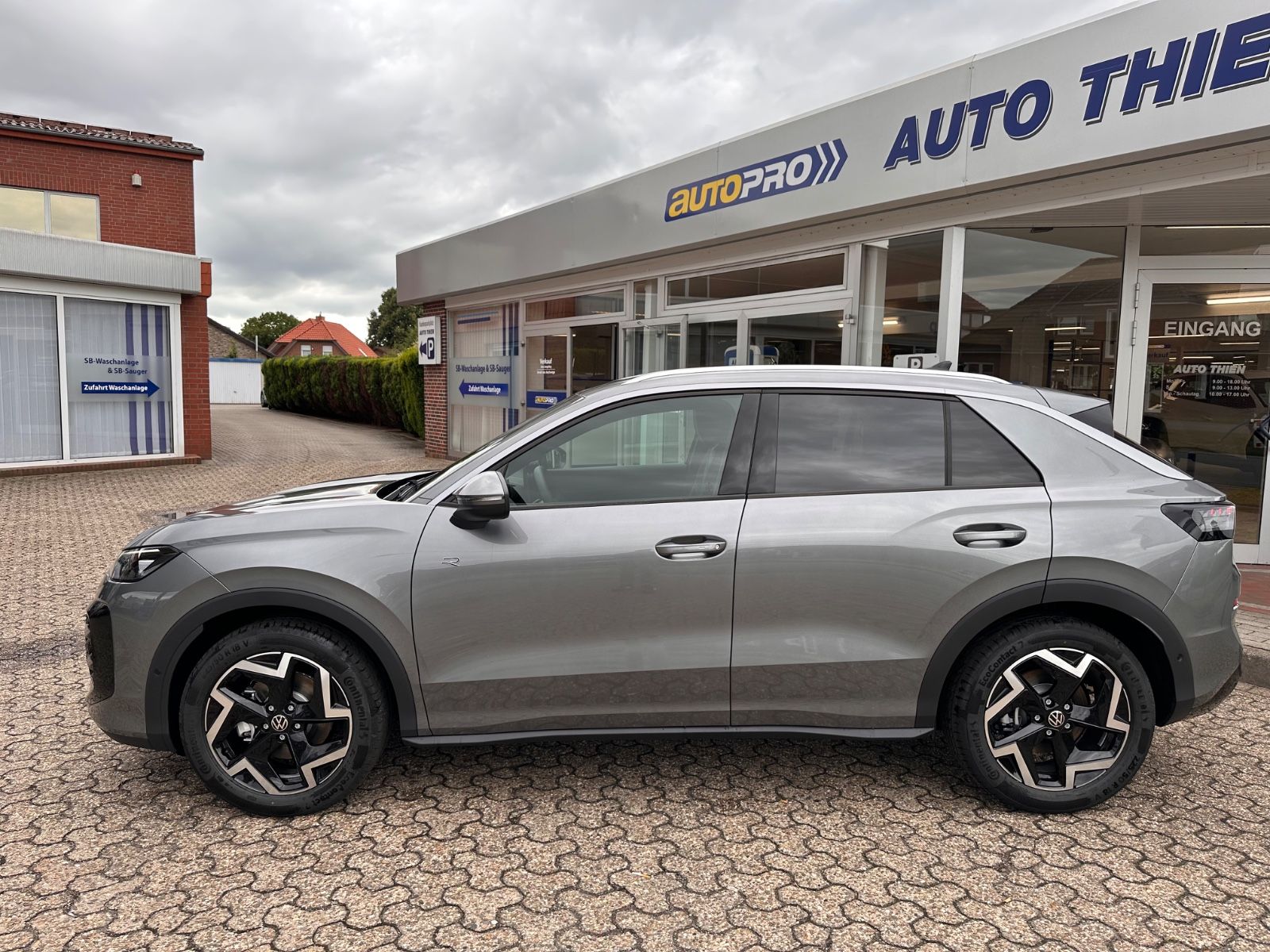 Fahrzeugabbildung Volkswagen T-Roc R Line 1.5 eTSI DSG APP/ACC/AHK/LED/eHeck