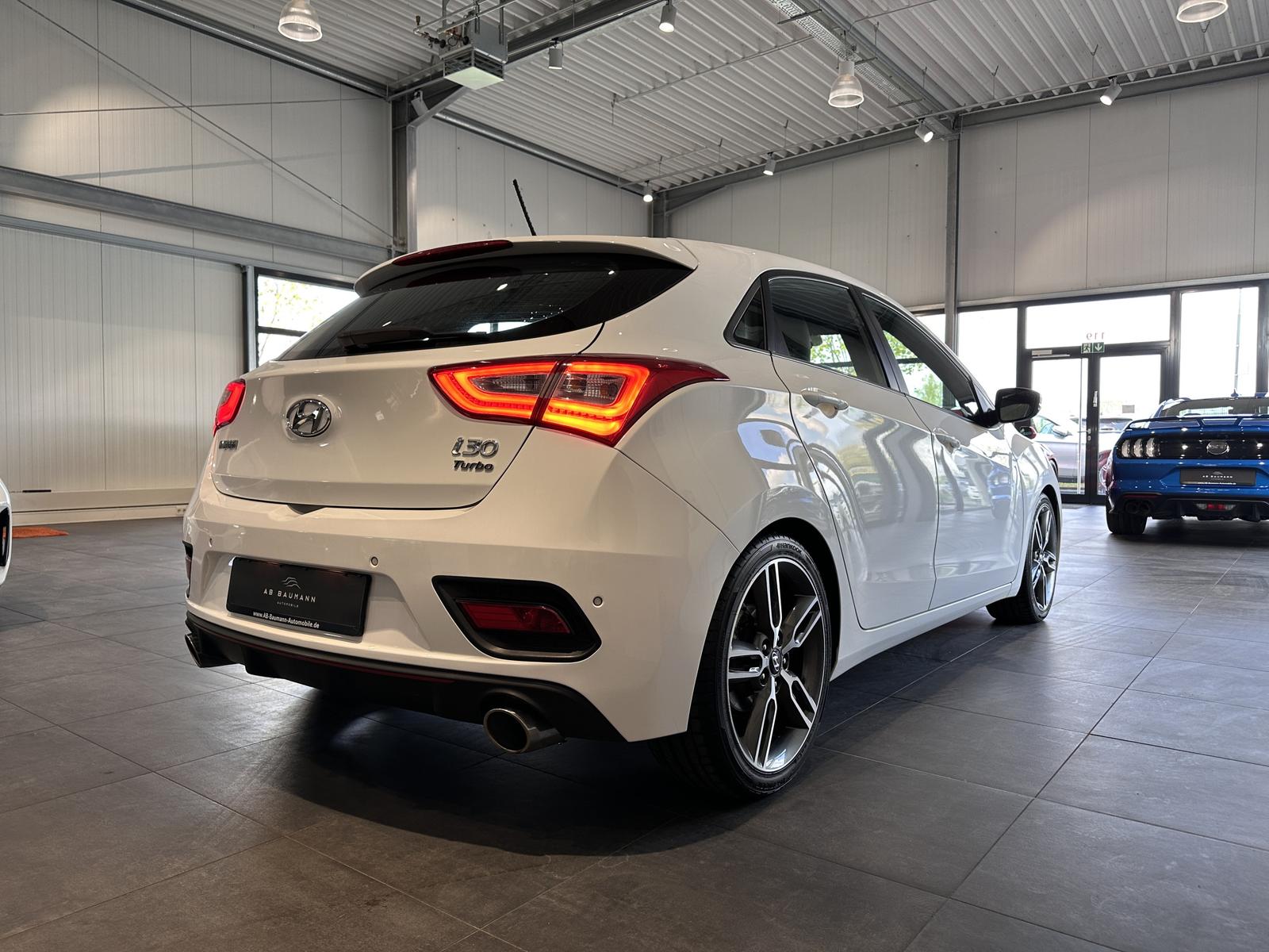 Hyundai i30 Turbo *1. HAND, NAVI, RFK, SCHECKHEFT*