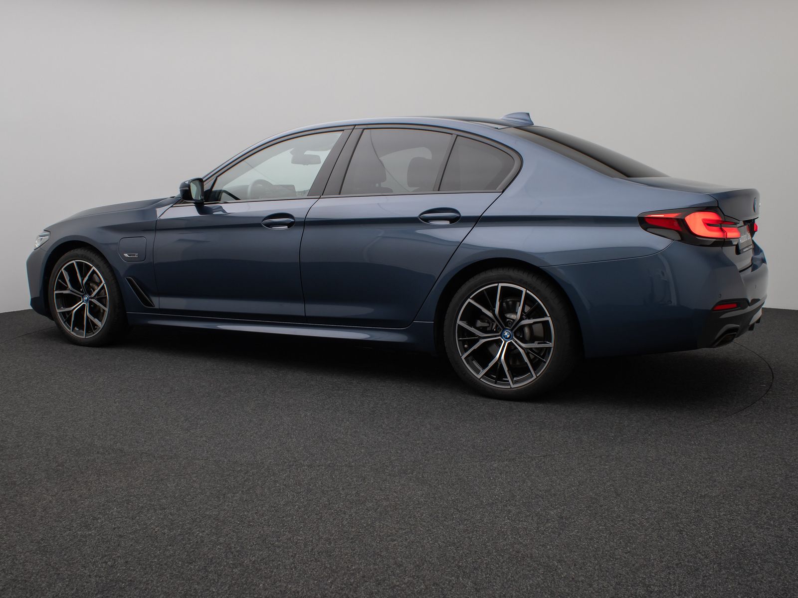 Fahrzeugabbildung BMW 530e M Sport Kamera Laser HUD DAB H/K Alarm 19"
