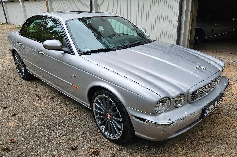 Jaguar XJR