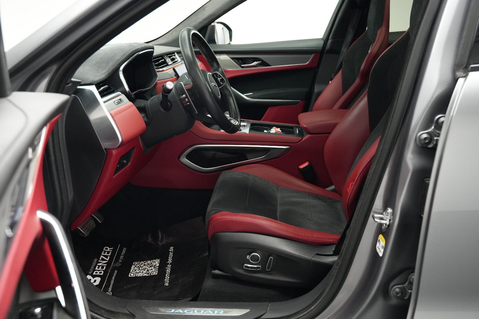 Fahrzeugabbildung Jaguar F-Pace F-PACE SVR /PANO/MERIDIAN/HUD/360°KAM/MEM